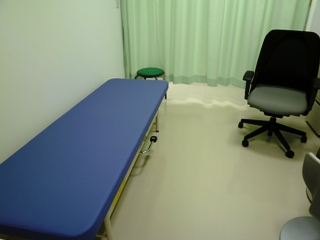 診察室内の処置ベッド